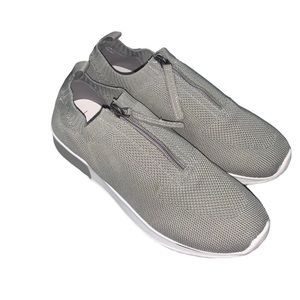 New in box Nicole Miller NY Gray knit slip on 7.5